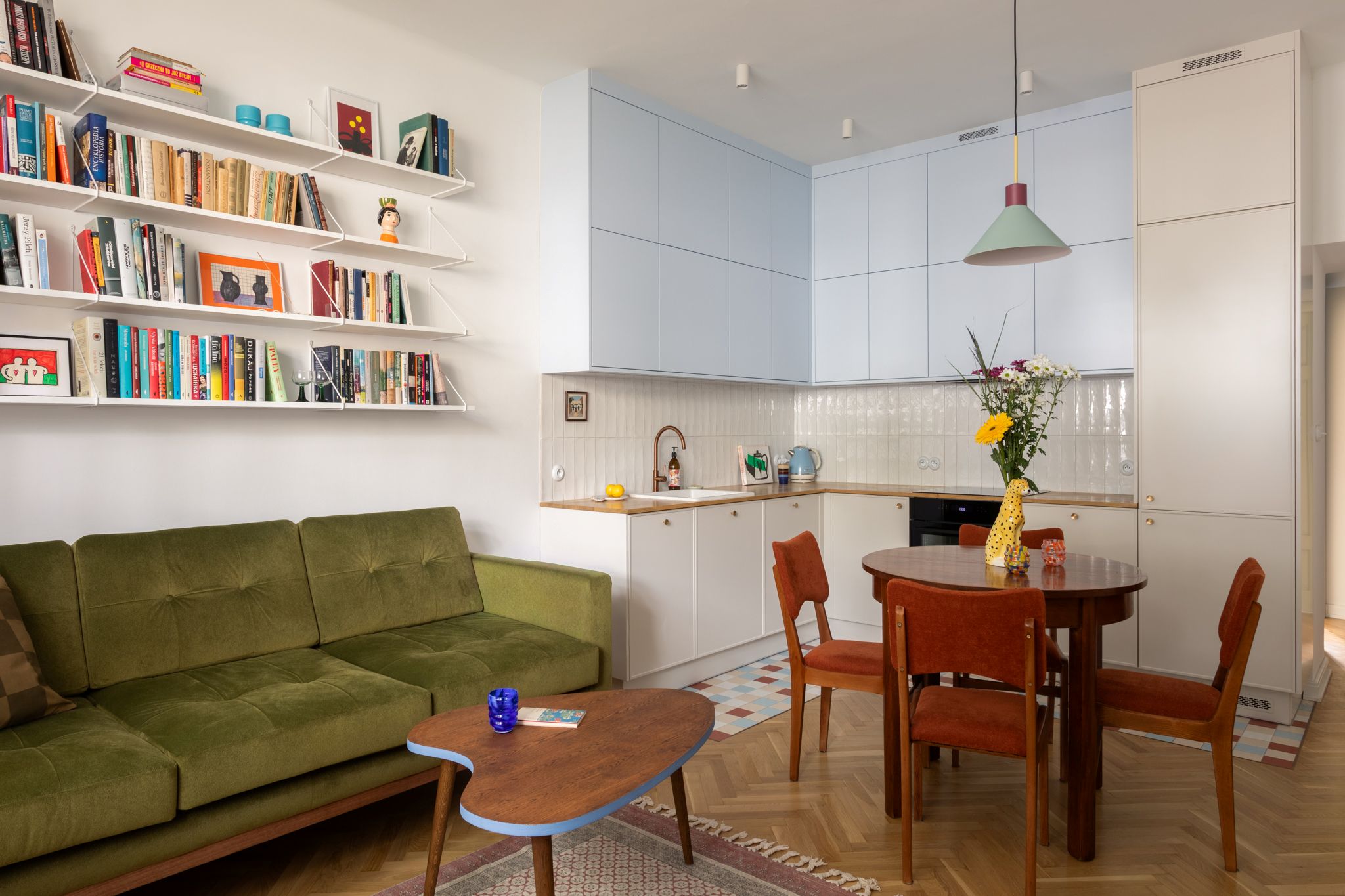 zielona sofa w projekcie mieszkania